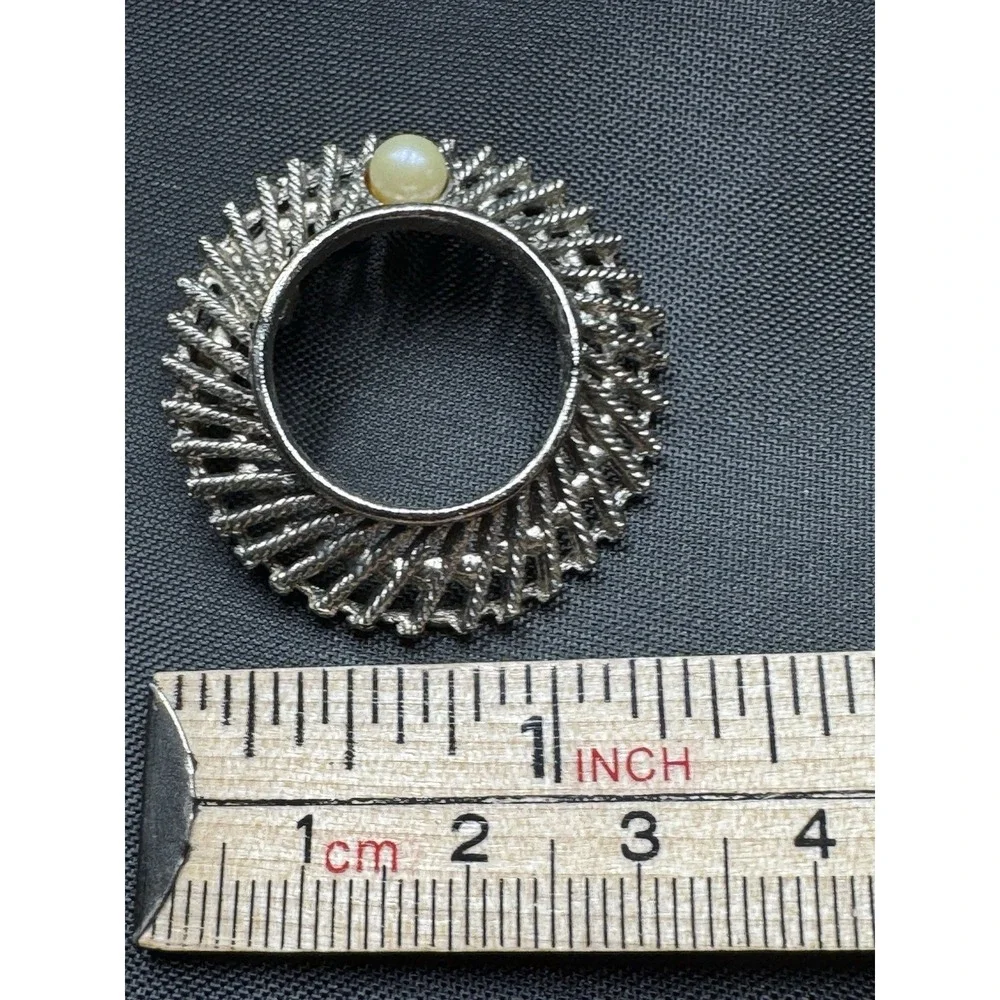 Vintage Silver-tone Ridged Wreath Circle Brooch Pin Sinngle Faux Pearl 1.25